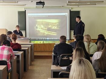 ДВФ ВАВТ - 20 марта 2025 года для студентов юридического факультета состоялась публичная лекция, которую провёл заместитель начальника отдела УТ МВД России по ДФО полковник полиции В.А. Малюк. 